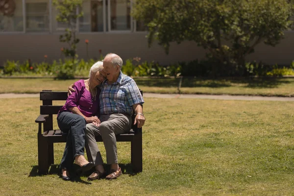 Vorderansicht Eines Aktiven Seniorenpaares Das Zusammen Auf Der Bank Park — Stockfoto