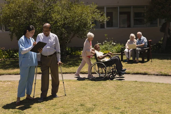 Vooraanzicht Van Senior Mensen Vrouwelijke Arts Tuin Een Zonnige Dag — Stockfoto