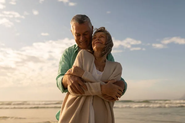 Vista Frontal Una Pareja Ancianos Activos Abrazándose Playa Atardecer —  Fotos de Stock