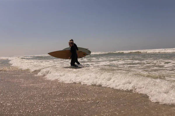 Zijaanzicht Van Actieve Senior Surfer Paar Lopen Samen Het Strand — Stockfoto