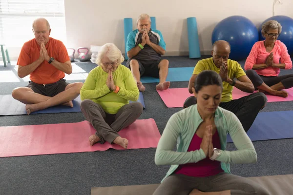 Vista Frontal Personas Mayores Concentradas Haciendo Yoga Con Entrenadora Femenina — Foto de Stock