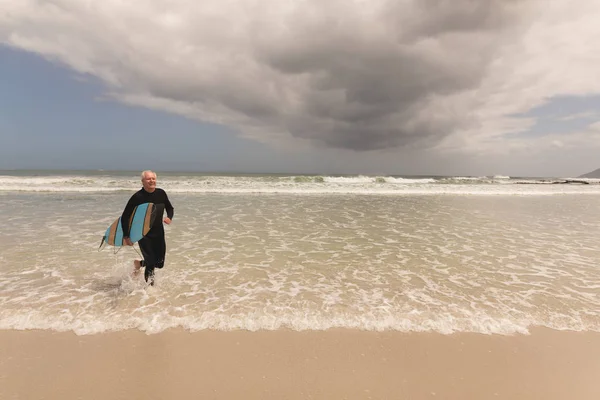 Side View Active Senior Man Running Surfboard Beach — Stock Photo, Image