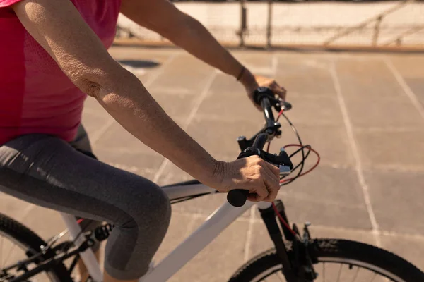 Mid Sectie Van Senior Vrouw Fietsen Een Promenade Strand — Stockfoto