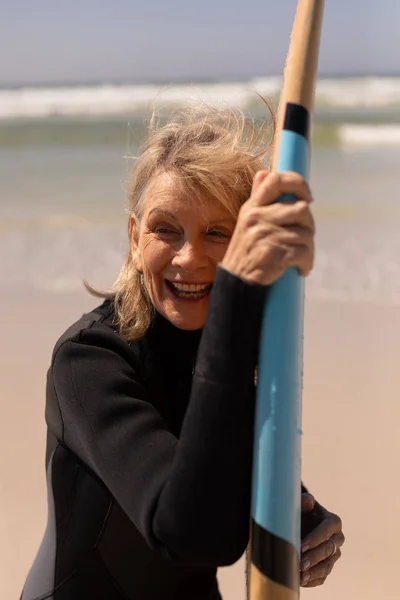 Vista Frontale Surfista Anziana Attiva Piedi Con Tavola Surf Sulla — Foto Stock