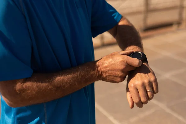 Mezzo Sezione Uomo Anziano Utilizzando Smartwatch Una Passeggiata Spiaggia — Foto Stock