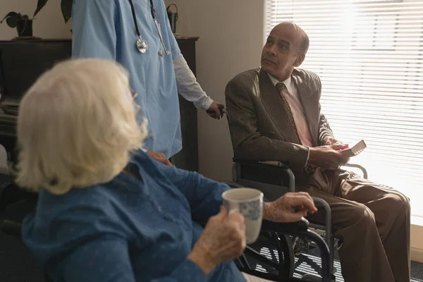 Vista Lateral Pareja Ancianos Deshabilitar Hablar Escuchar Con Médico Casa — Foto de Stock