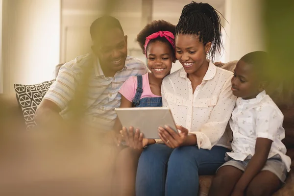 Vista Frontal Feliz Família Afro Americana Sentada Sofá Usando Tablet — Fotografia de Stock