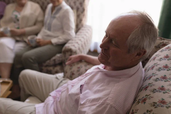 Sidovy Aktiv Senior Man Kopplar Vardagsrummet Soffan Hemma — Stockfoto