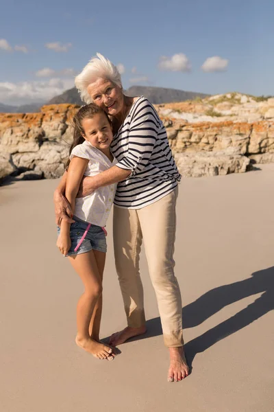 Font Utsikt Över Lycklig Senior Kvinna Omfamnar Hennes Barnbarn Stranden — Stockfoto