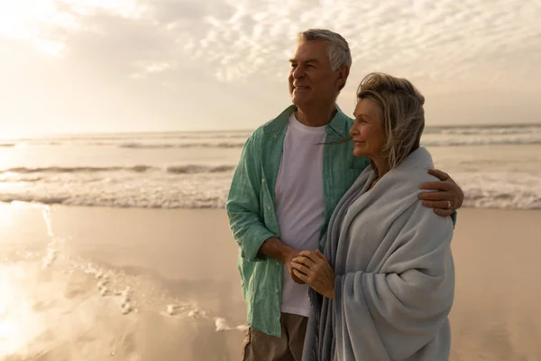 Seitenansicht Eines Nachdenklichen Senioren Paares Das Sich Strand Umarmt — Stockfoto