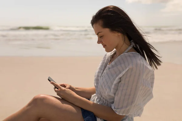 Vista Lateral Hermosa Mujer Joven Utilizando Teléfono Móvil Playa Bajo — Foto de Stock