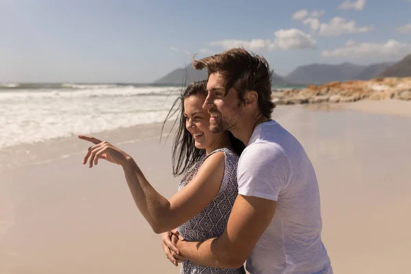 Vista Lateral Romântico Casal Jovem Feliz Abraçando Praia Sol — Fotografia de Stock