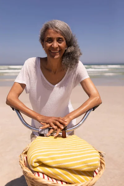 Vista Frontal Mulher Idosa Feliz Com Bicicleta Praia Sol — Fotografia de Stock