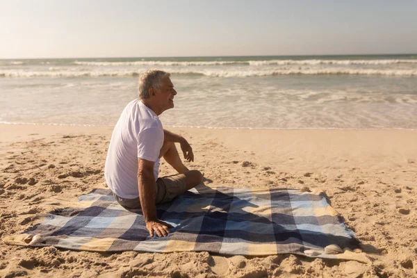 Vista Lateral Del Hombre Mayor Activo Relajándose Manta Picnic Playa — Foto de Stock