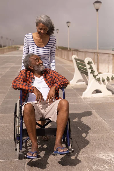 Vista Frontale Dell Uomo Anziano Disabile Della Donna Anziana Che — Foto Stock