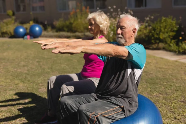 Zijaanzicht Van Actieve Senior Man Senior Vrouw Stretching Oefening Uitvoeren — Stockfoto