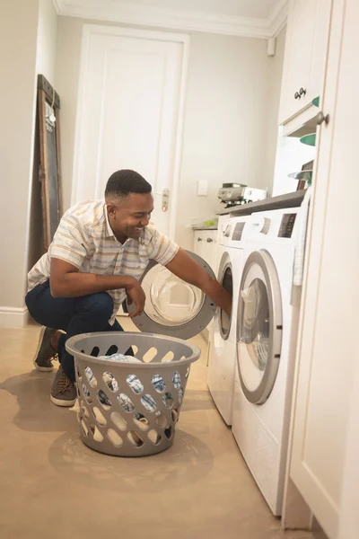 Vooraanzicht Van Gelukkig Afro Amerikaanse Man Kleren Wassen Wasmachine Thuis — Stockfoto