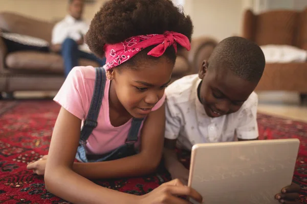 Närbild African American Syskon Liggande Golvet Och Använda Digitala Tablett — Stockfoto