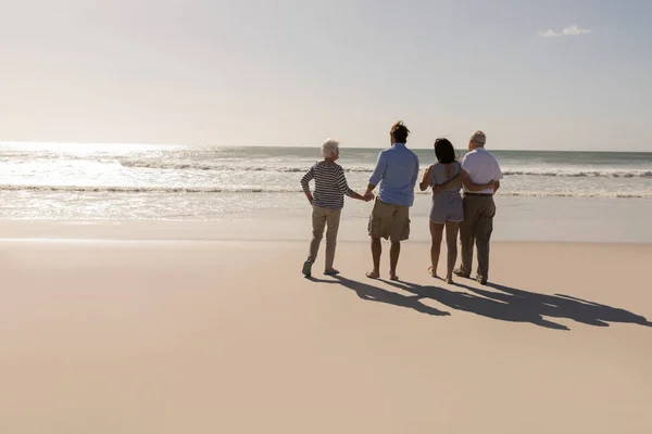 Οπίσθια Όψη Της Οικογένειας Περπάτημα Στην Παραλία Κάτω Από Τον — Φωτογραφία Αρχείου
