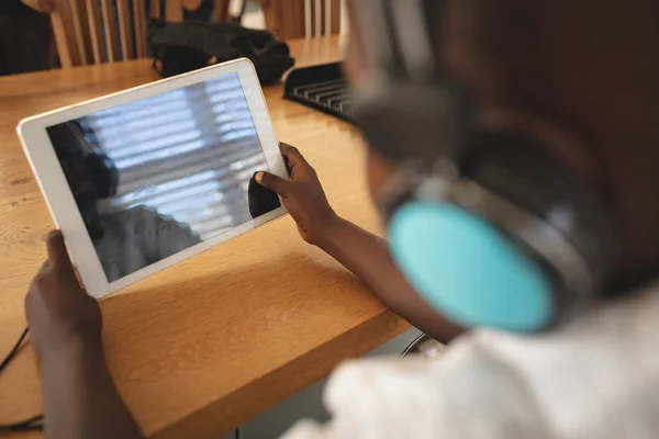 Pohled Zezadu Africké Americké Chlapce Pomocí Digitálních Tabletu Jídelní Stůl — Stock fotografie