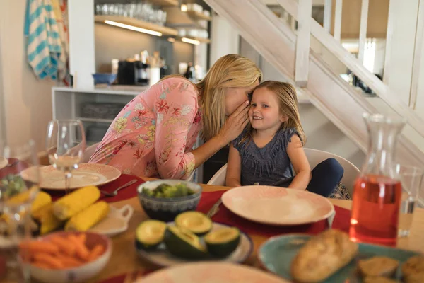 Frontansicht Einer Mutter Die Ihrer Tochter Auf Dem Heimischen Esstisch — Stockfoto