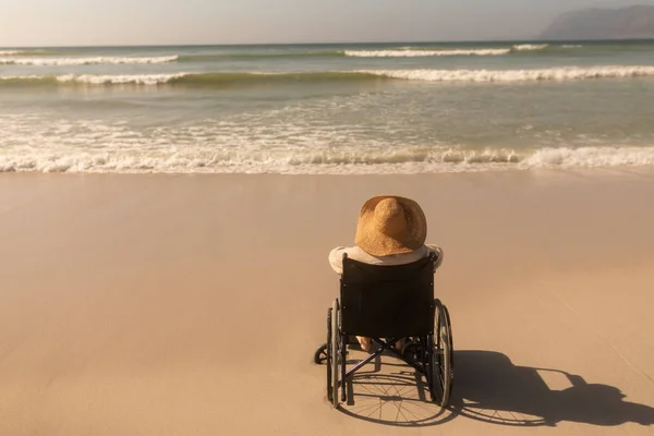 Visão Traseira Mulher Idosa Com Deficiência Olhando Para Oceano Praia — Fotografia de Stock