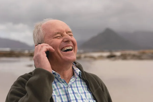 Vista Laterale Dell Uomo Anziano Attivo Che Parla Sul Telefono — Foto Stock