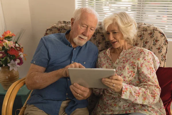 Hemşirelik Evde Oturma Odasında Dijital Tablet Kullanma Kıdemli Mutlu Çift — Stok fotoğraf