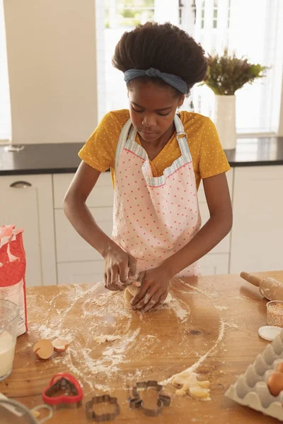 自宅のキッチンでクッキーを焼いて濃縮されたアフリカ系アメリカ人少女の正面図 — ストック写真