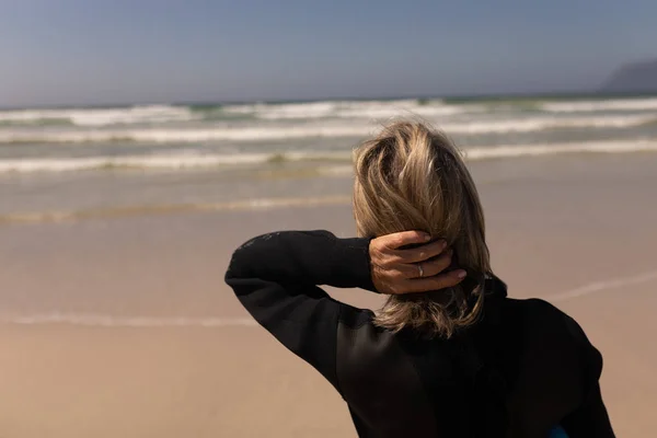 Achteraanzicht Van Doordachte Senior Vrouwelijke Surfer Permanent Het Strand — Stockfoto