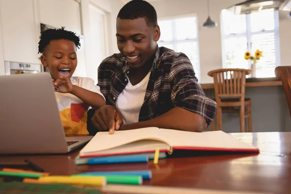 Vista Frontale Del Padre Afroamericano Che Aiuta Suo Figlio Con — Foto Stock