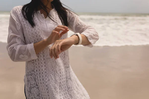 Metà Sezione Giovane Donna Utilizzando Smartwatch Sulla Spiaggia Sotto Sole — Foto Stock