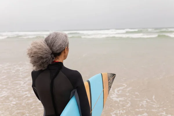 Visão Traseira Surfista Sênior Caminhando Direção Mar Com Prancha Surf — Fotografia de Stock