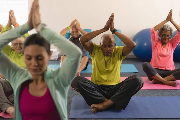 Vista Frontal Personas Mayores Haciendo Yoga Con Entrenadora Femenina Gimnasio —  Fotos de Stock