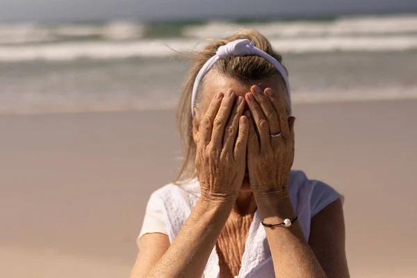 Framifrån Orolig Senior Kvinna Täcker Hennes Ansikte Stående Stranden — Stockfoto