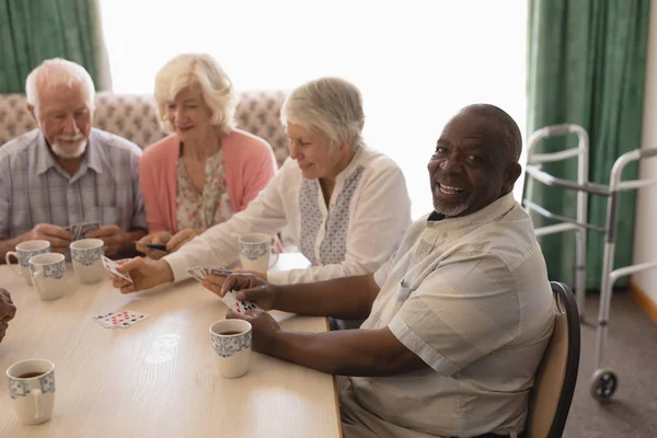 Vooraanzicht Van Groep Gelukkige Senior Mensen Speelkaarten Huiskamer — Stockfoto