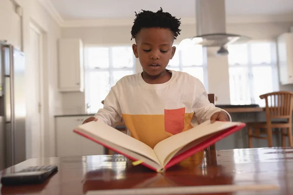 Vista Frontale Carino Ragazzo Afroamericano Aprire Libro Tavola Una Casa — Foto Stock