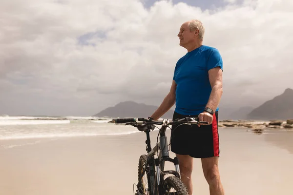 Vista Basso Angolo Dell Uomo Anziano Attivo Piedi Con Bicicletta — Foto Stock