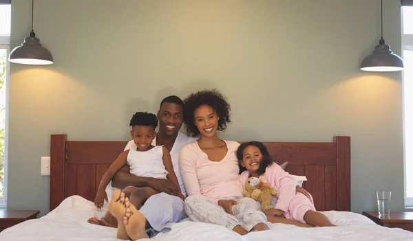 Vista Frontale Della Felice Famiglia Afroamericana Che Rilassa Sul Letto — Foto Stock