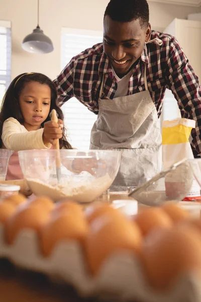 Vista Frontal Padre Hija Afroamericanos Horneando Galletas Cocina Casa — Foto de Stock