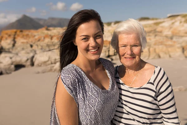 Vue Face Mère Fille Heureuses Regardant Caméra Sur Plage Soleil — Photo