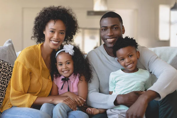 Vista Frontal Feliz Familia Afroamericana Sentada Sofá Mirando Hogar Cómodo —  Fotos de Stock