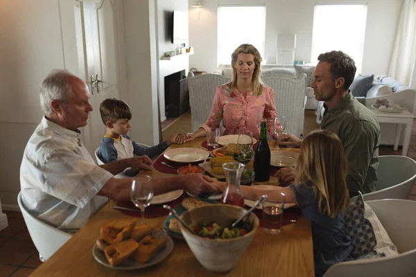 Vista Frontale Una Famiglia Multigenerazione Che Prega Insieme Prima Pranzare — Foto Stock