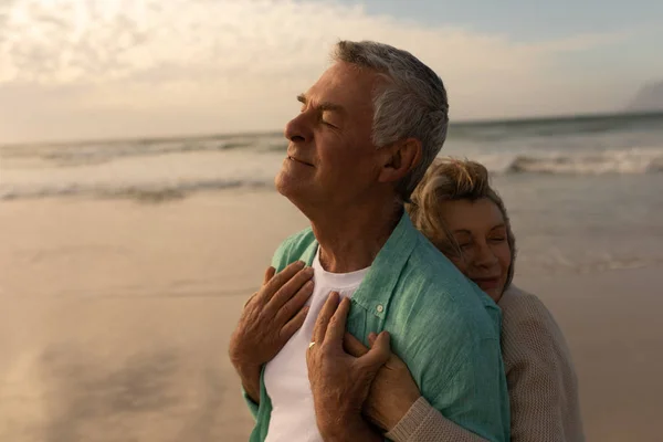 Vista Frontal Una Pareja Ancianos Activos Abrazándose Playa Atardecer —  Fotos de Stock