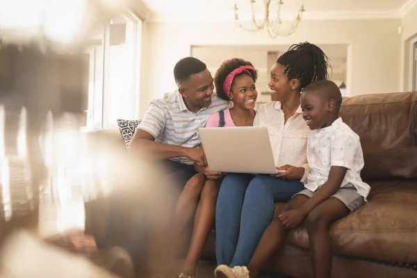 Kanepede Oturan Evde Dizüstü Kullanarak Mutlu Afro Amerikan Aile Önden — Stok fotoğraf