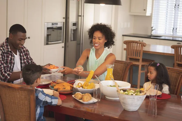 Vista Frontal Familia Afroamericana Teniendo Comida Mesa Comedor Hogar Cómodo —  Fotos de Stock