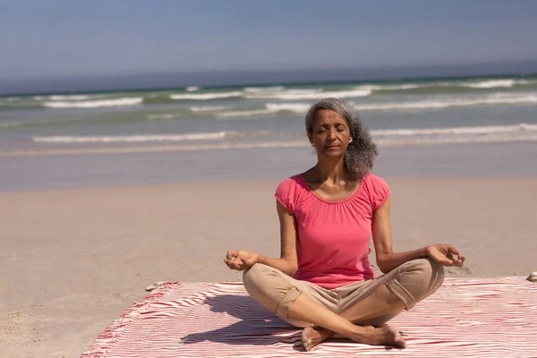 Plajda Güneş Yoga Yaparken Açık Gözlü Kadın Kıdemli Görünümünü Kapalı — Stok fotoğraf