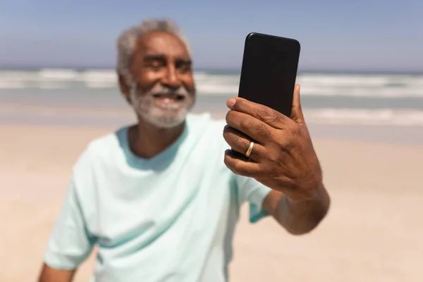 햇빛에 비치에 전화와 Selfie 이야기 남자의 — 스톡 사진