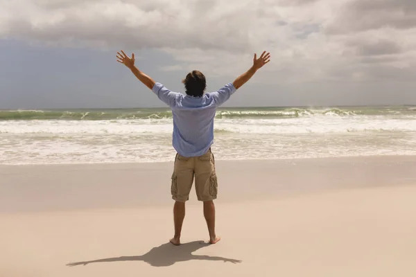 Homme Caucasien Debout Avec Les Bras Tendus Sur Plage — Photo