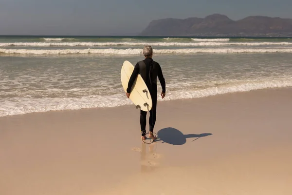 Vue Arrière Surfeur Masculin Senior Marchant Avec Planche Surf Sur — Photo